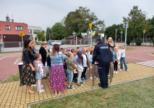 spotkanie uczniów z policjantem na miasteczku ruchu drogowego