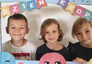 Dzień kropki- dzieci pozują w fotobudce.