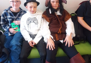 12.Przebrani uczniowie na szkolnym korytarzu