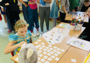 Uczniowie grają w bajkowe memory.