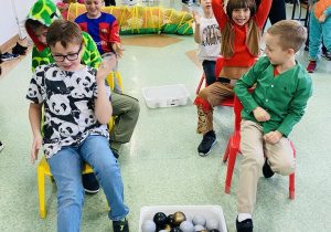 Uczniowie podają sobie piłki
