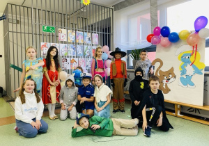 Klasa IIIa pozuje do zdjęcia w bajkowych strojach