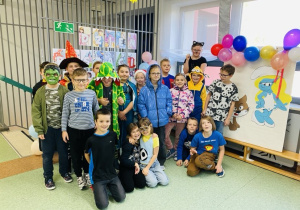 Klasa IIIb pozuje do zdjęcia w bajkowych strojach