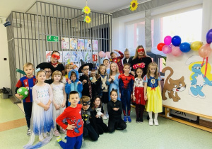 Klasa Ia pozuje do zdjęcia w bajkowych strojach