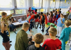 Uczniowie przechodzą trasę spidermana.