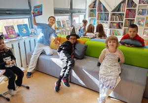 Uczniowie oglądają biblioteczne zbiory.