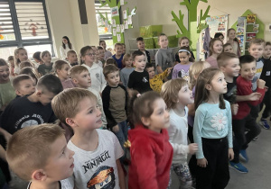 Dzieci podczas lekcji on-line: Internet Mocy bez Przemocy!