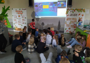 Dzieci podczas lekcji on-line: Internet Mocy bez Przemocy!