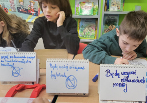 Praca z metodnikiem – quiz z wiedzy oraz zapisywanie postanowień ekologicznych.
