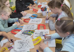 Dzieci ozdabiają ekotorby.