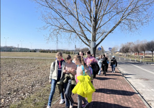 klasa 3a podczas poszukiwania oznak wiosny