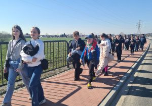 uczniowie klas czwartych poszukują wiosny