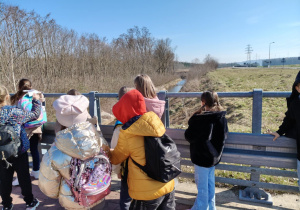 uczniowie klasy pierwszej wypatrują pierwszych oznak wiosny