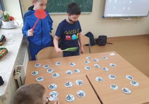 chłopcy polują na matemtyczne muchy
