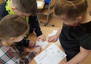 dzieci rozwiązują zadania