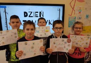 dzieci z plakatami