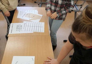 dziewczynka mierzy ławkę