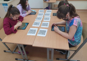 dziewczynki grają na tabletach