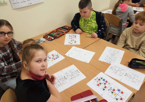 uczniowie rozwiązują sudoku