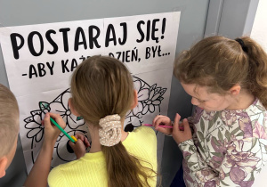 uczniowie kolorują giga kolorowankę Ziemię