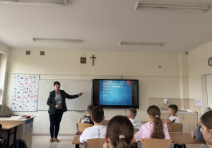 Nauczycielka wprowadza uczniów w temat zajęć.