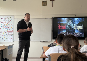 Nauczyciel historii opowiada o zwierzętach.