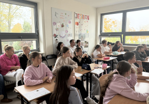 Uczniowie uważnie słuchają.