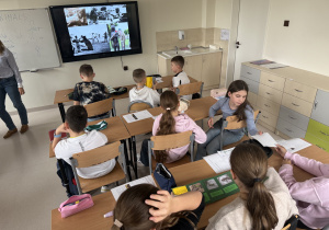 Uczniowie oglądają lapbooki.