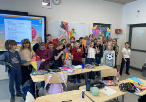 Klasa 3b ze swoimi latawcami