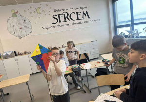 Uczeń z klasy 3a prezentuje swoją pracę