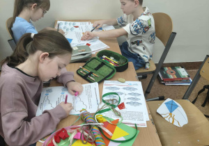 Uczniowie wykonują zadanie projektowe