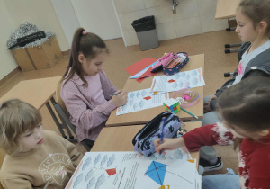Uczniowie wypełniają karty pracy