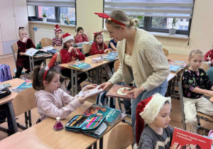 Nauczyciela rozdaje książki