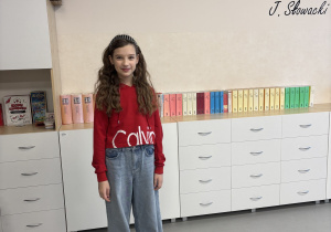 Marysia w stroju w stylu francuskim