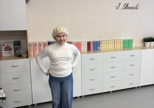 Lenka K. w stroju w stylu francuskim