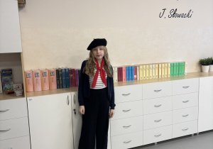 Lenka J. w stroju w stylu francuskim