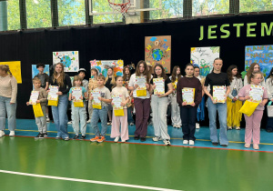 nagrodzeni uczniowie w konkursie "Zdrowie na talerzu"