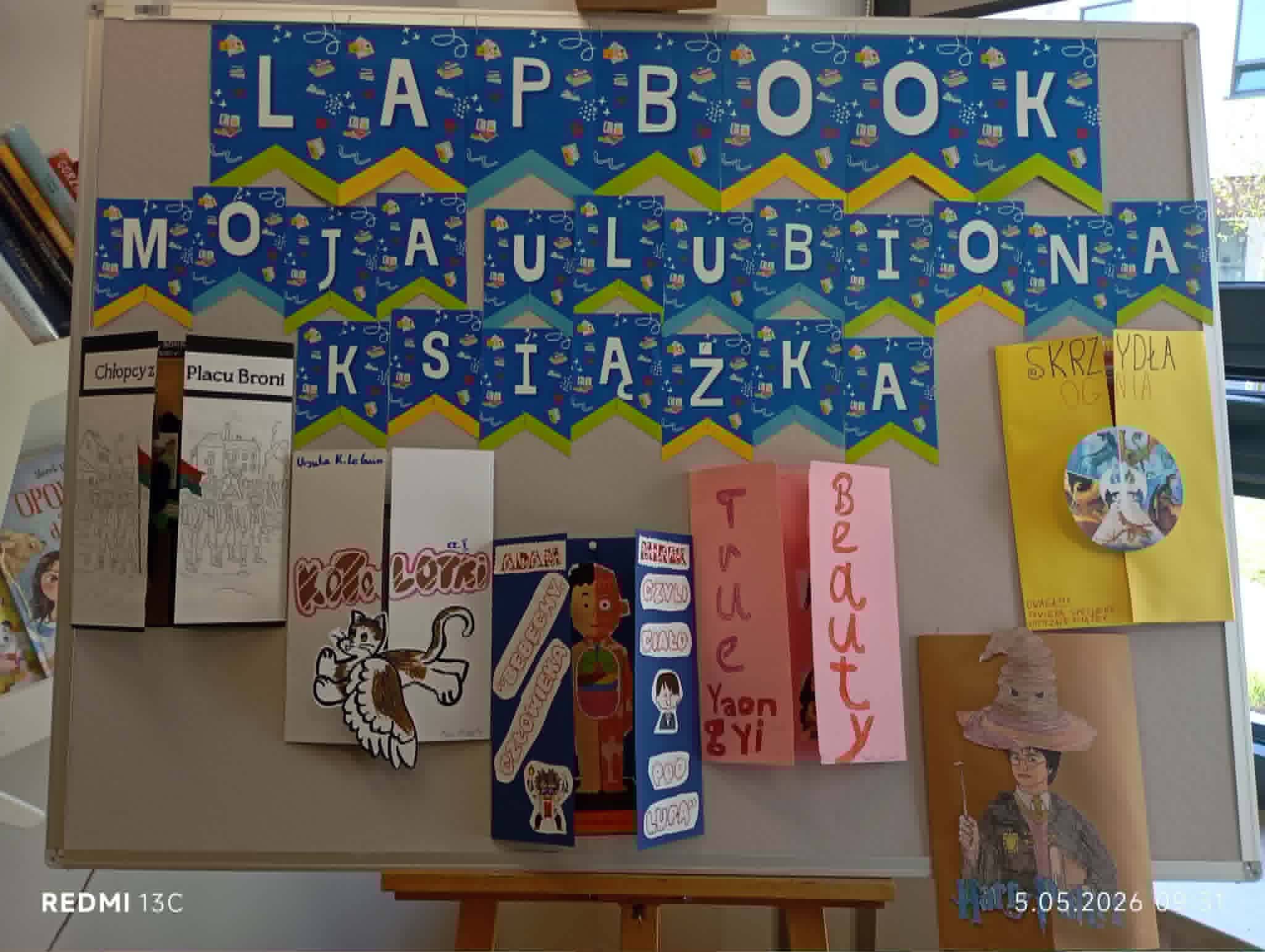 Wystawa prac konkursowych w bibliotece szkolnej