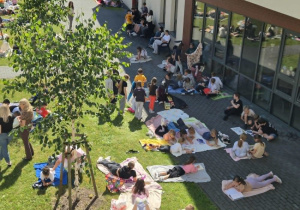 Uczniowie i nauczyciele uczestniczący w akcji czytelniczej „Jak nie czytam, jak czytam” 9