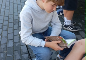 Uczniowie i nauczyciele uczestniczący w akcji czytelniczej „Jak nie czytam, jak czytam” 10