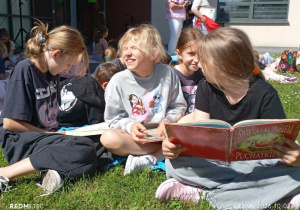 Uczniowie i nauczyciele uczestniczący w akcji czytelniczej „Jak nie czytam, jak czytam” 11