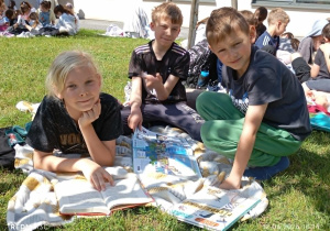 Uczniowie i nauczyciele uczestniczący w akcji czytelniczej „Jak nie czytam, jak czytam” 14