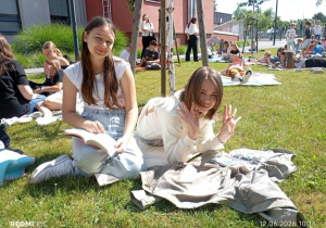 Uczniowie i nauczyciele uczestniczący w akcji czytelniczej „Jak nie czytam, jak czytam” 15