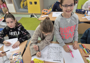 Dziewczynki wykonują zadanie „Wyturlaj robota”.