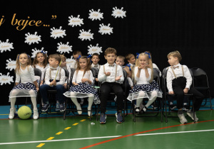 Młodzi artyści tuż przed występem - klasa 1a