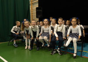Młodzi artyści tuż przed występem - klasa 1b