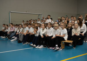 Starsi uczniowie i nauczyciele wśród zaproszonych gości