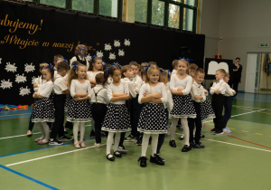 Taniec pierwszoklasistów rozpoczynający uroczystość