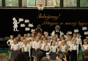 Wspólny taniec bohaterów uroczystości