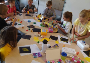 Uczniowie tworzą kropkowe prace.